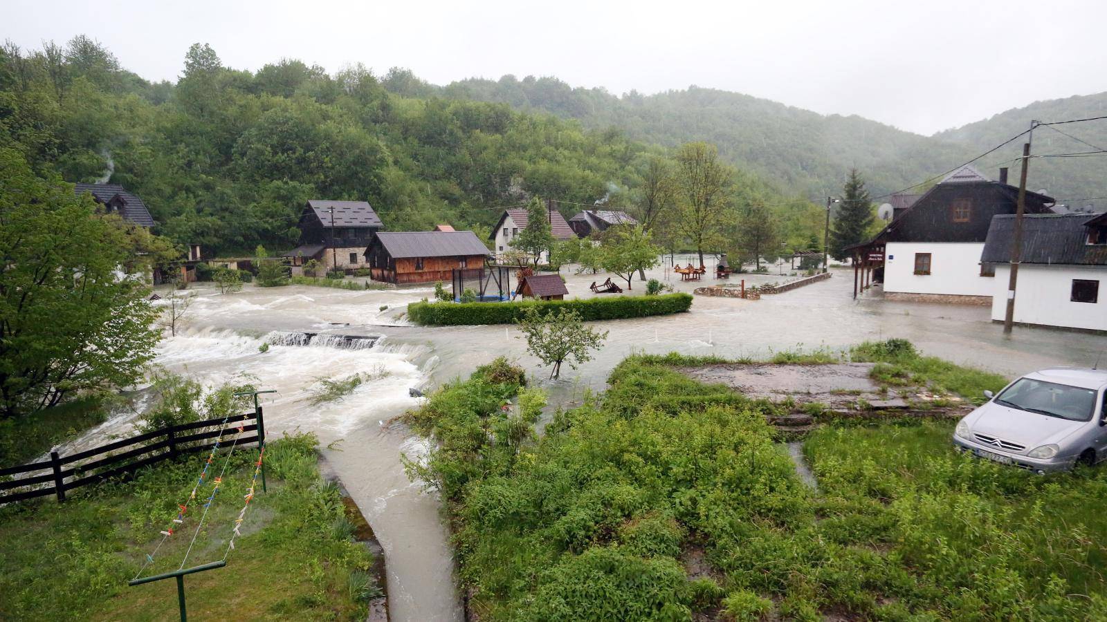 Nabujala rijeka Korana odsjekla selo Korana