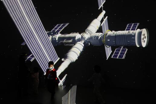 Kinezi šalju troje ljudi u svemir, tri mjeseca ostaju na postaji