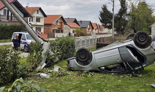 FOTO Autom slomio betonski stup u Koprivnici i završio na krovu, nekoliko je ozlijeđenih