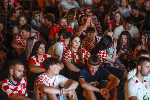 Osijek: Navijači prate utakmicu Hrvatska  - Portugal 
