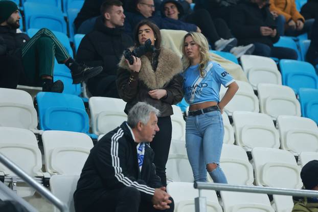 Osijek: Zgodna navijačica privukla pažnju zapadne tribine Opus Arene