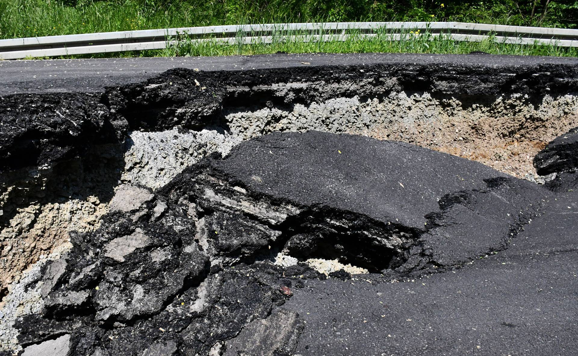 Rešetari: Ogromno klizište na dionici ceste koja povezuje Požešku kotlinu s autocestom