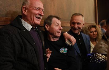 FOTO Legendarni Moka Slavnić pozirao sa zločincem Veselinom Šljivančaninom. Stigao i Šešelj