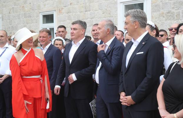 Sinj: Visoki drzavni uzvanici na prijemu u alkarskim dvorima povodom 310. Sinjske alke