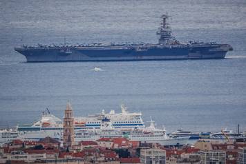 Kozjak: Pogled s Kozjaka na Split i najve&cacute;i ratni brod na svijetu USS Gerald Ford