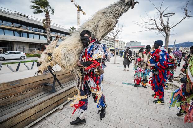Šarena povorka maskiranih skupina u Splitu