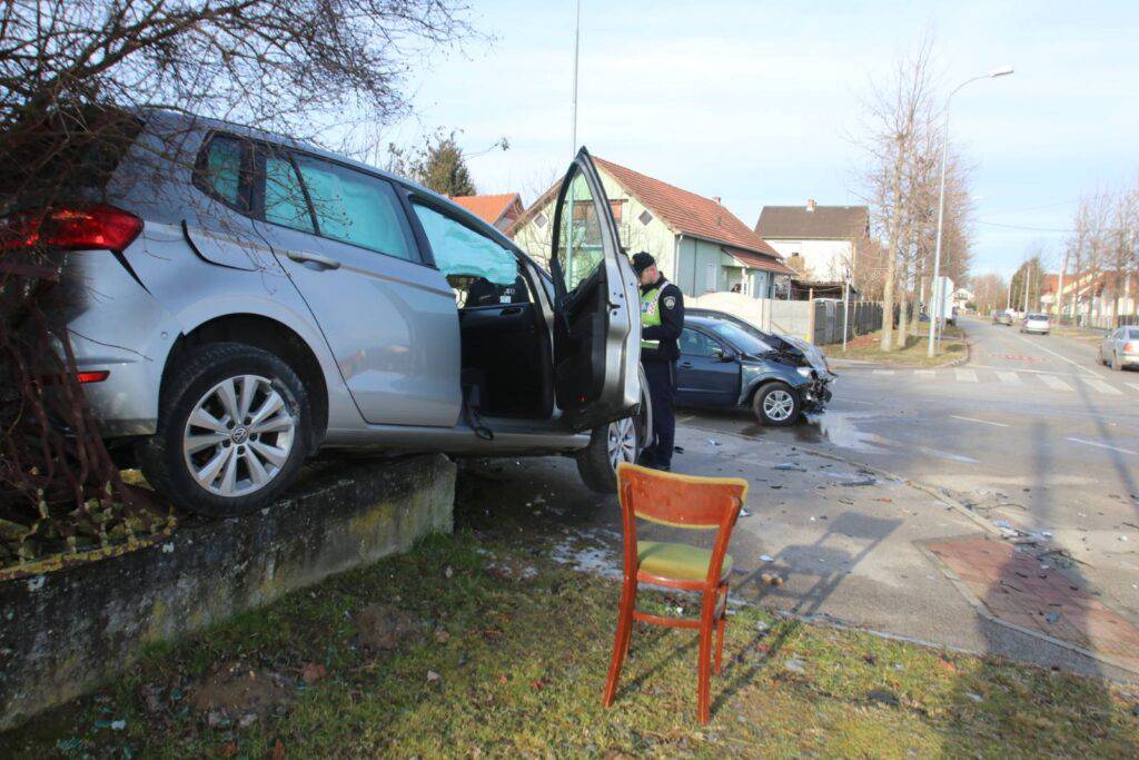 VIDEO Krš i lom u Koprivnici: Jedan auto završio u dvorištu, drugom smrskan prednji kraj