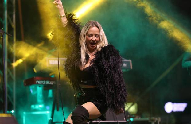 

Podstrana: Maja Šuput i grupa Enjoy nastupili povodom proslave sv. Ante Padovanskog, zaštitnika Općine Podstrana