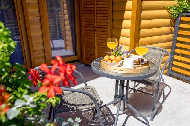 FOTO Kuću za odmor Mali Medo kod rodnog sela Nikole Tesle u Lici okružuje pravi prirodni raj