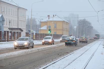 FOTO Idilične scene iz Osijeka: Prvi snijeg je zabijelio ulice