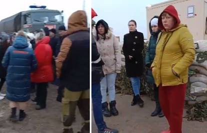 Žene mobiliziranih Rusa stigle pred vojni centar:  'Izbavite ih iz rata, spremna sam vas potrgati'