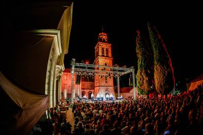 FOTO Tomislav Bralić i klapa Intrade održali koncert 'Da mi je sad' u čast Oliveru Dragojeviću