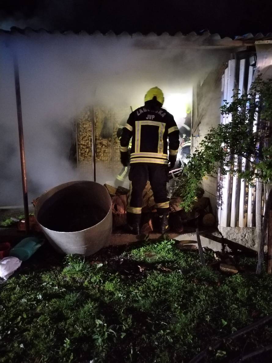 FOTO Buktinja kod Krapinskih Toplica: Spremište kukuruza i perad izgorjeli u velikom požaru
