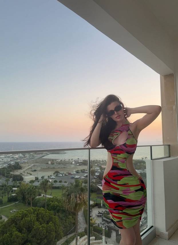 FOTO 'Svi misle da sam glupa jer poziram gola, a završila sam studij na Harvardu!'