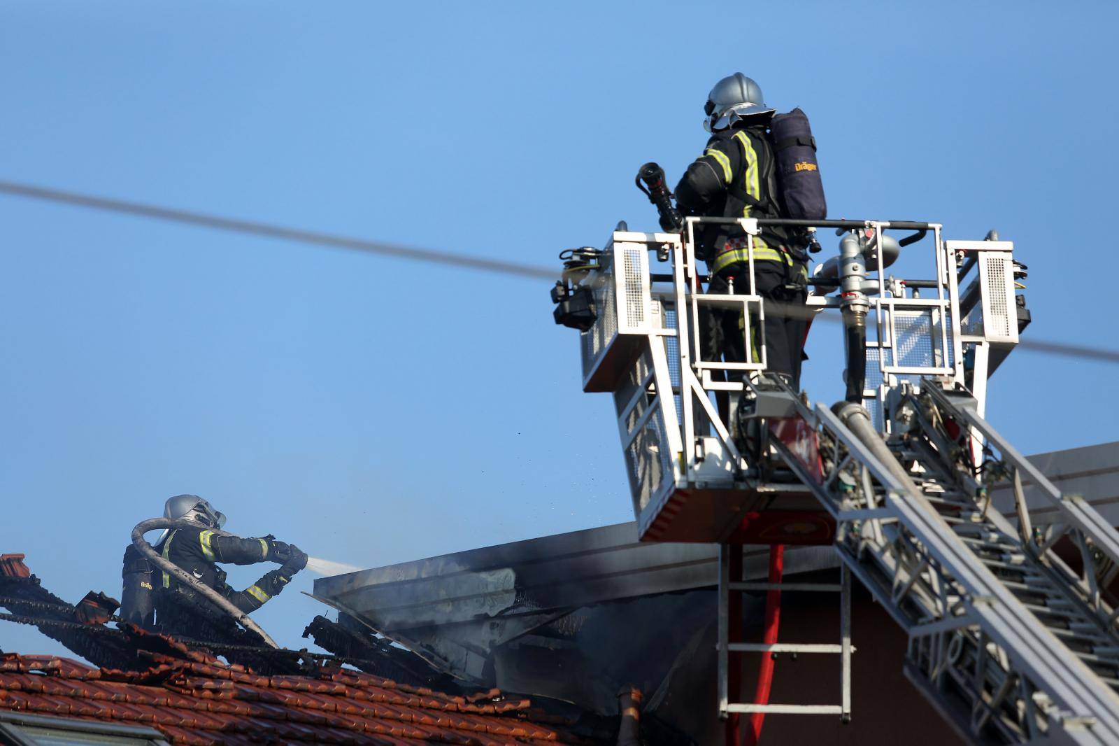 Velika Gorica: U stambenoj kuÄi izbio poÅ¾ar, na intervenciji ozlijeÄeno dvoje vatrogasaca