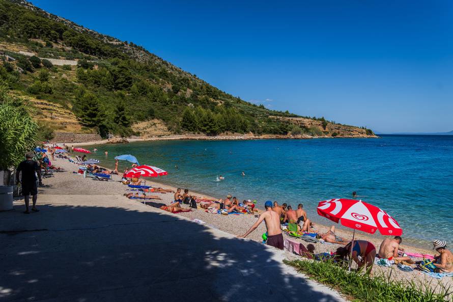 Bol: Ljetni ugođaj na plaži Martinica 