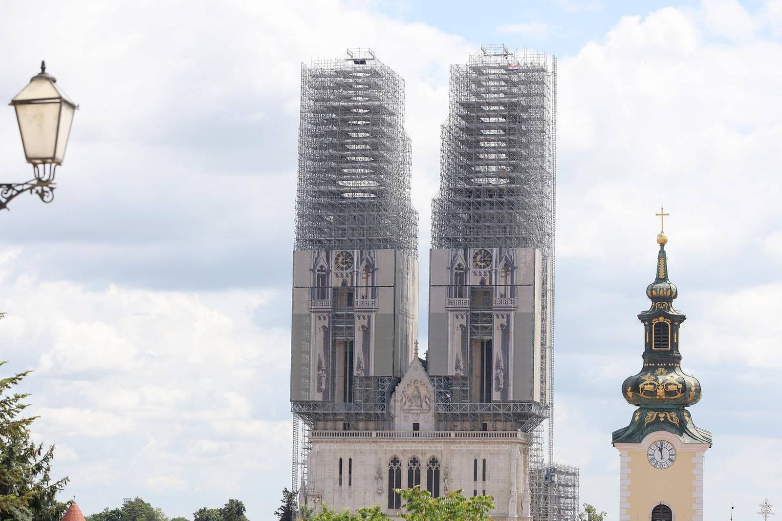 Zagreb: Pogled na tornjeve katredrale u obnovi