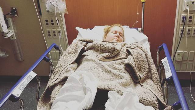 Otkazala turneju: Trudna Amy Schumer završila u bolnici