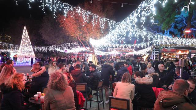 Split: Advent na bedemima Cornaro okupio mnoštvo građana