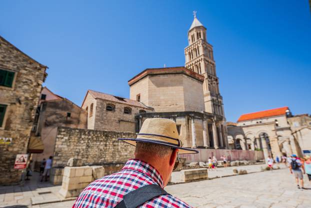 Split: Turisti u šetnji gradom unatoč velikim vrućinama
