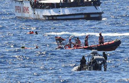 Spasili 265 migranata iz mora, sad traže sigurnu luku za iskrcaj