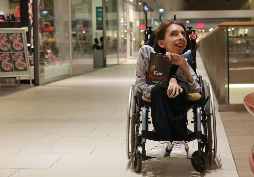 Jan može micati samo 2 prsta: Bolest mi neće oduzeti pisanje