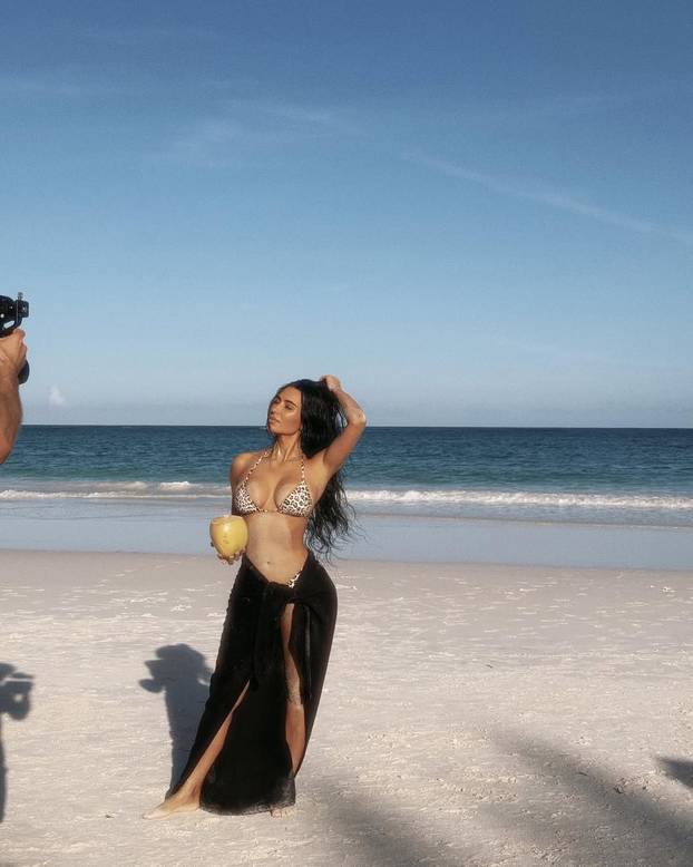 Pogledajte ova 'vruća' izdanja slavnih dama! Vole tangice i čipku i imaju svoju liniju veša...