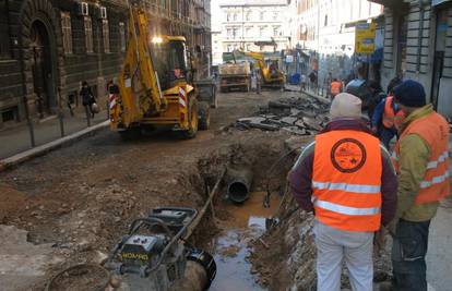 Zagreb: Pukla vodovodna cijev, voda poplavila ulicu