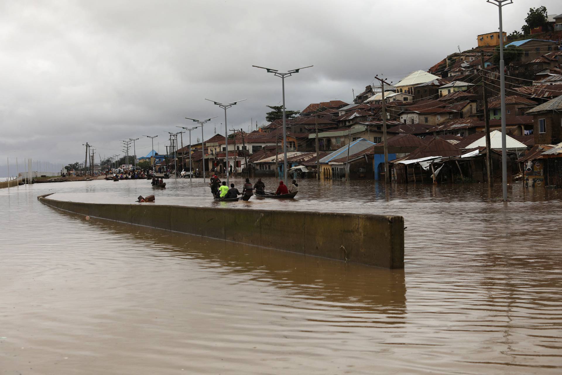 Flood water breaks bank to over flows into settlement in Lokoja