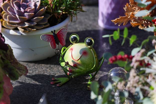 Zagreb: Grob obitelji ukrašen raznim figuricama Noći vještica