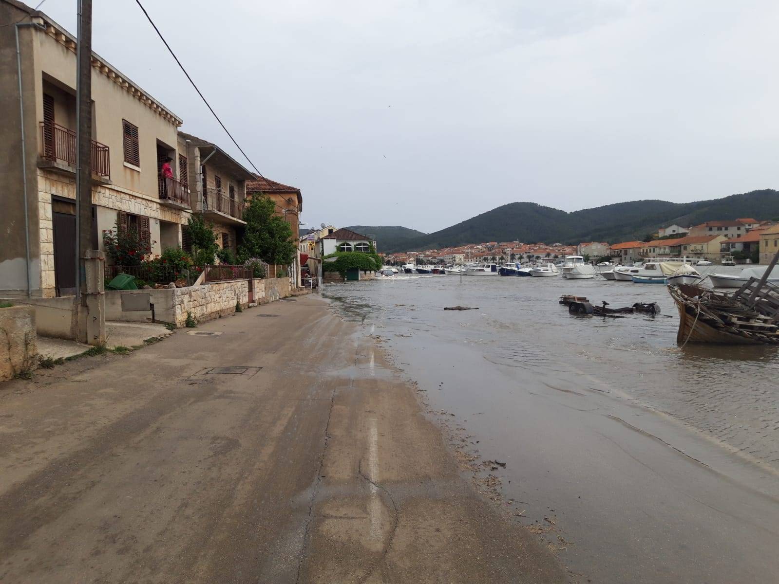 Meteorološki tsunami pogodio Velu Luku, nasukale se brodice