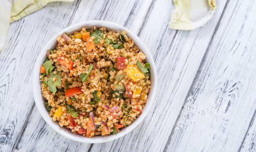 Jednostavno i ukusno: Pikantna salata s bulgurom i povr&cacute;em