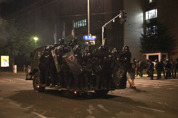 Beograd: Policija rastjerala građane koji su bili okupljeni u Ulici Kneza Miloša, nekoliko građana ozlijeđeno