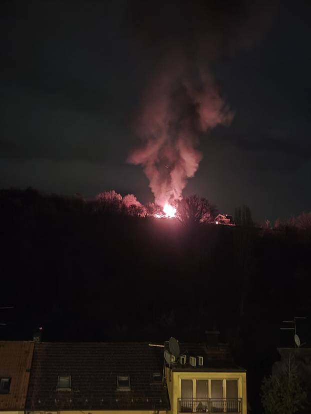 FOTO Prizori sa zgarišta na Okrugljaku: Vatrogasci zaštitili dvije manje štale sa životinjama