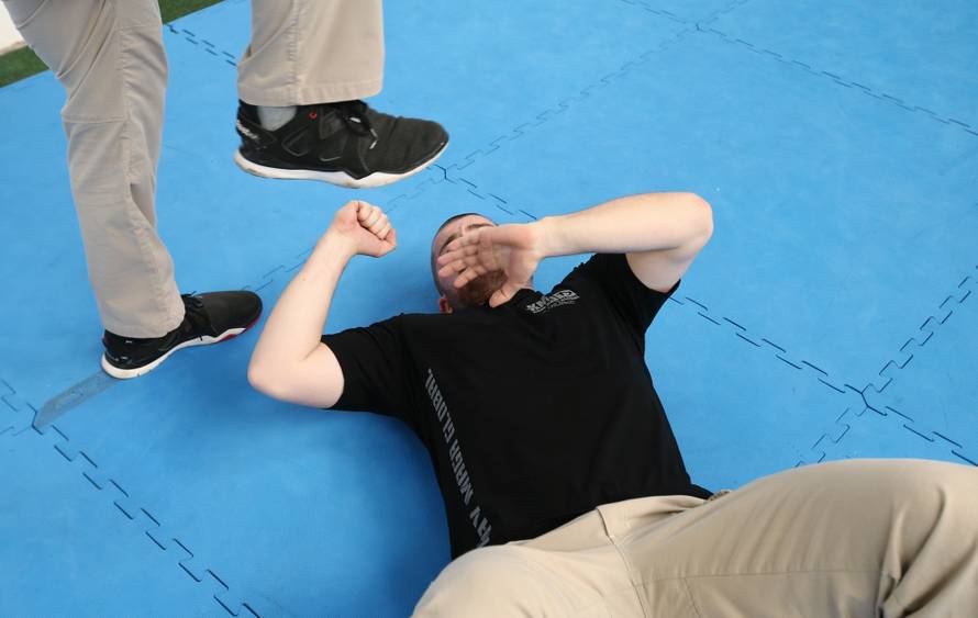 Naučite se spasiti od napada palicom, nožem i pištoljem!