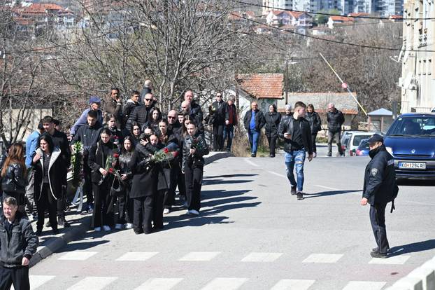 Brojni stanovnici Kočana oplakuju poginule na dan njihova sprovoda