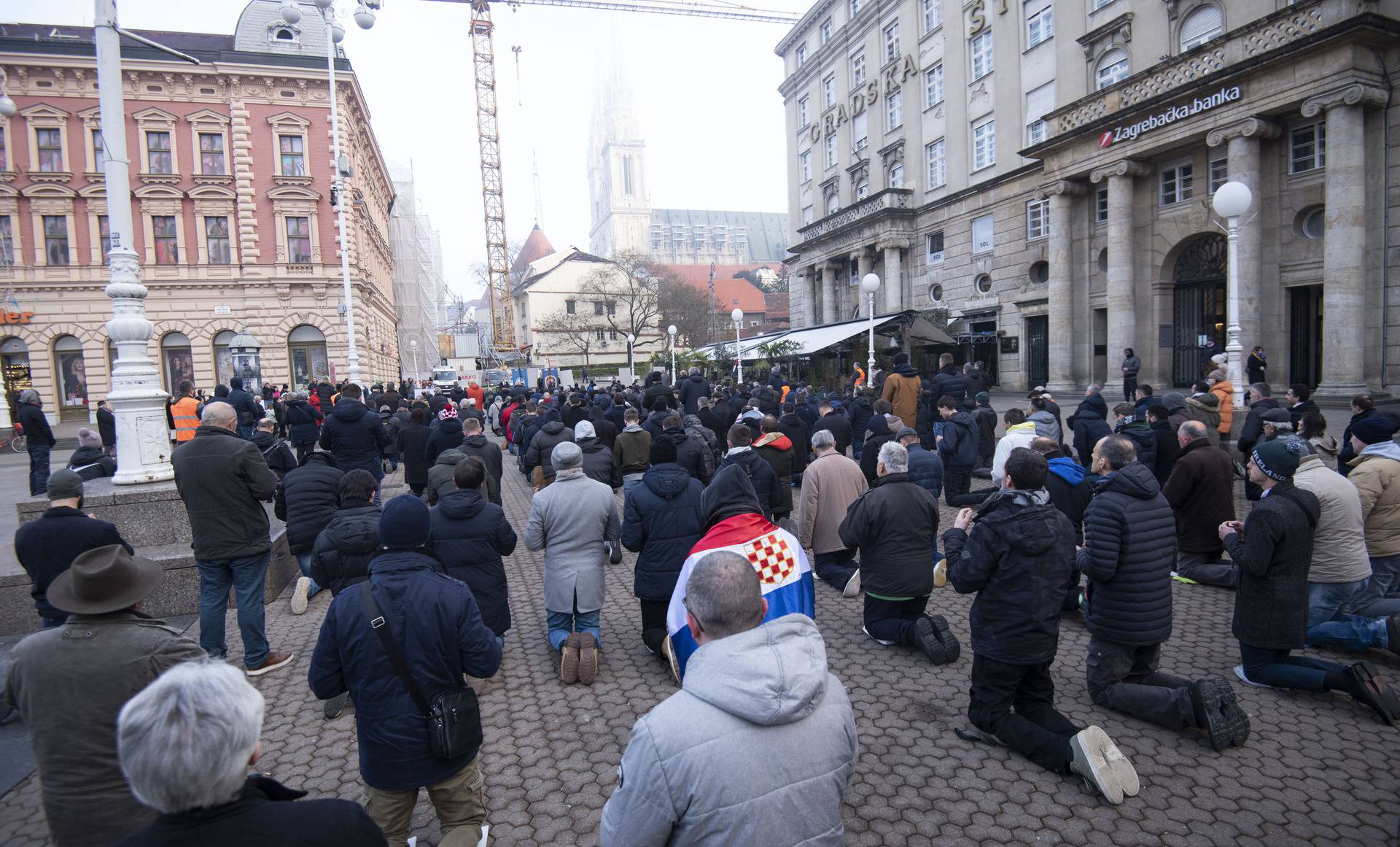 Zagreb: Muškarci na Trgu bana Josipa Jelačića mole krunicu