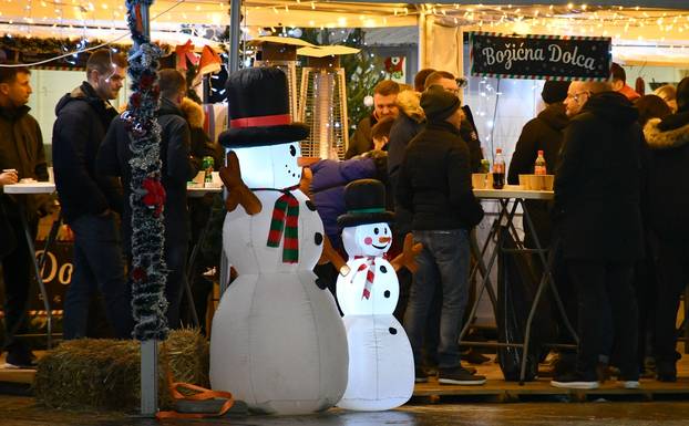 FOTO Zagreb, Split, Osijek, Sl. Brod, Vodice i ostali. Pogledajte adventsku čaroliju, ali i gužvu!