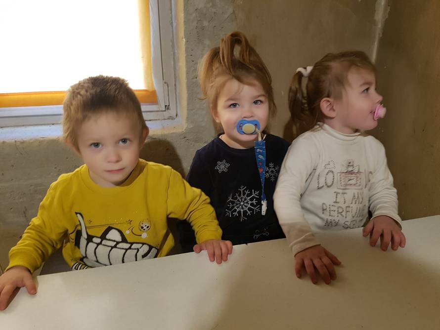 Potres im uzeo dom: S trojkama u kontejneru čekamo Božić