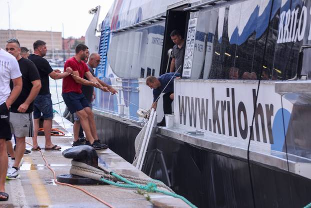 Split: Trajket udario u dva broda, jedan potonuo