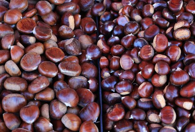 Zagreb: Na Dolac stigli prvi ovogodišnji kesteni, cijene su od 5 do 7 eura