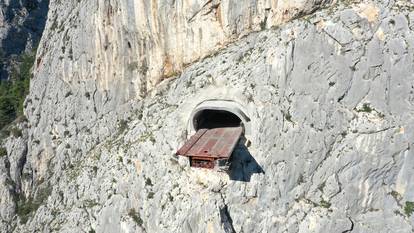 Fotografije iz zraka radova na mostu iznad Omiša