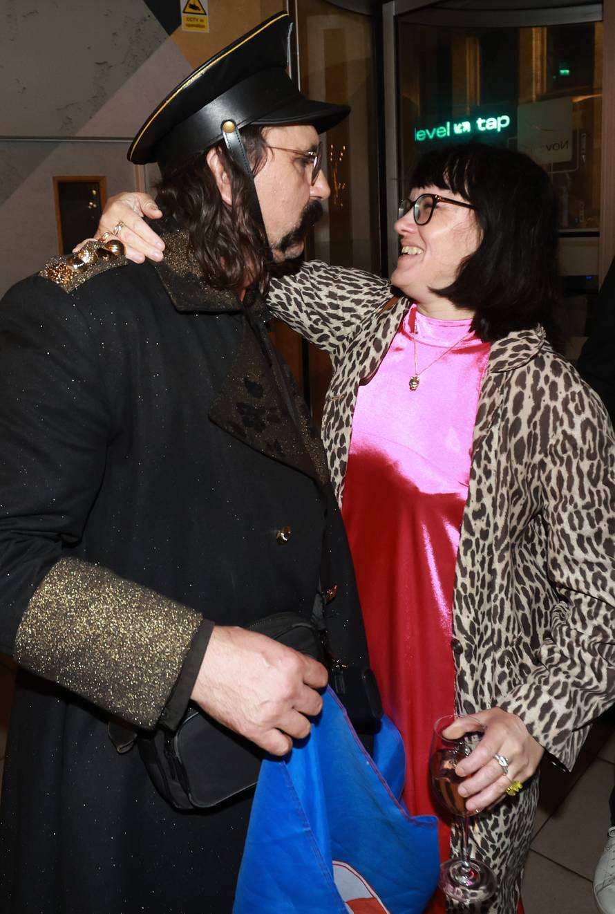 Liverpool: Povratak grupe Let 3 u hotel, dočekale ih supruge i prijatelji