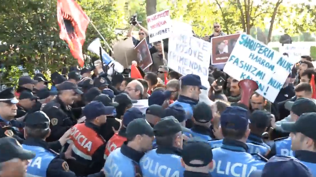 Prosvjed u Tirani: Vučić i Dodik su opasnost za pravdu i mir...