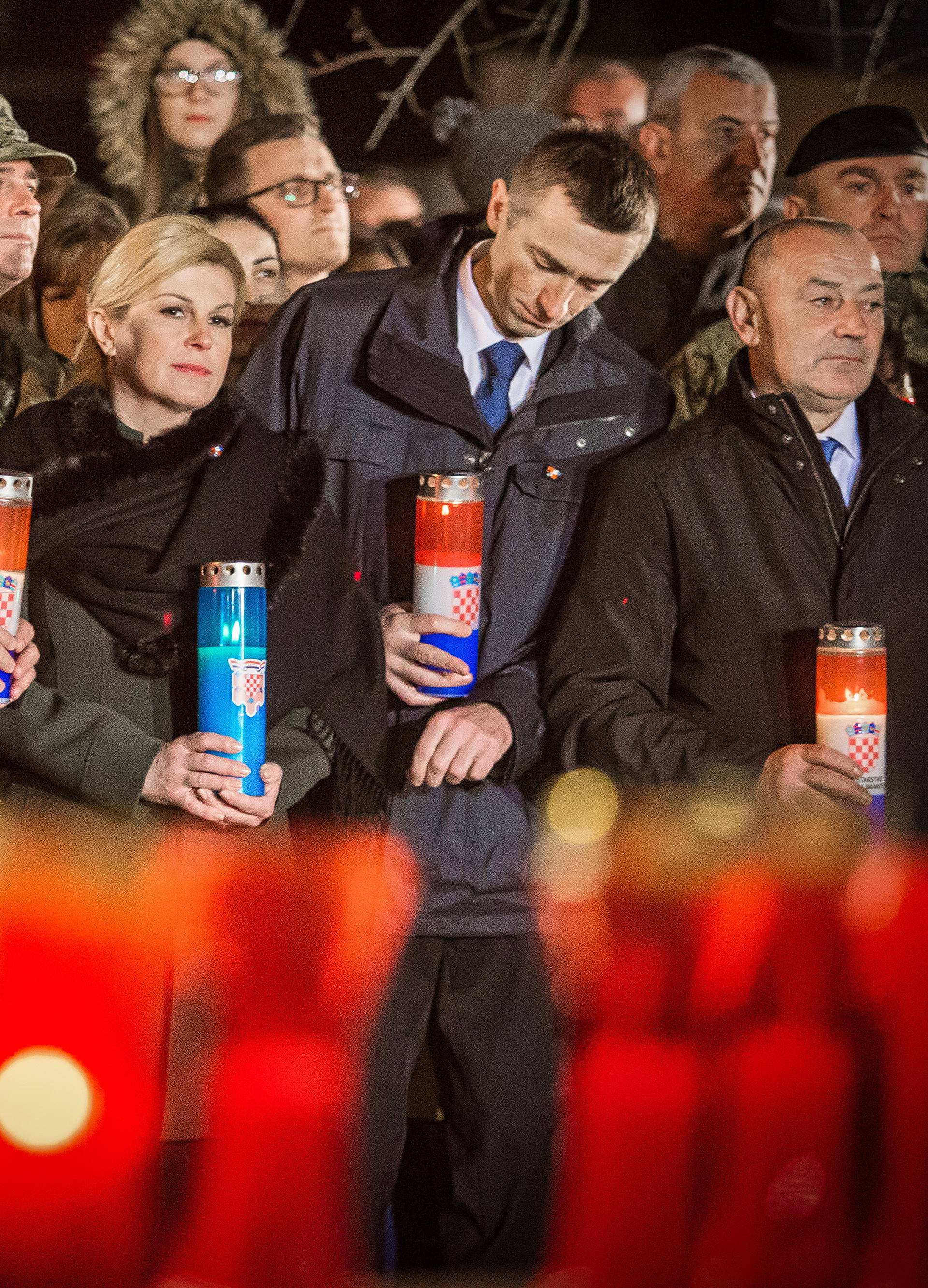 Na molitvu u dvorište bolnice u Vukovaru došla i predsjednica