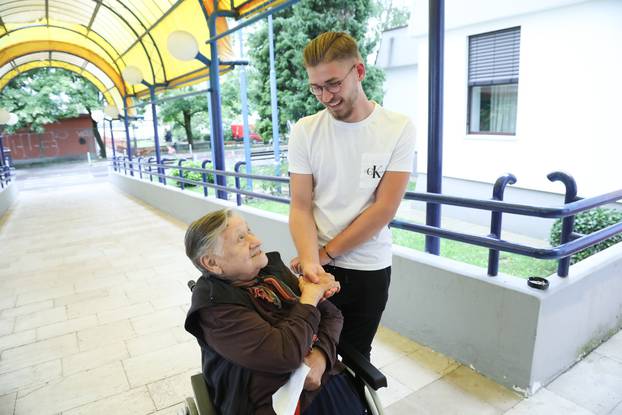 Zagreb: Patrik Matić pomogao je Marici Koprivnjak da sigurno pređ cestu