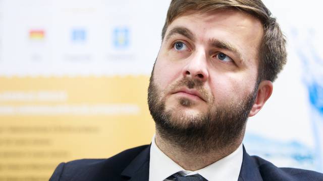Ministar Ćorić glasao je da mu kum bude član Uprave HEP-a