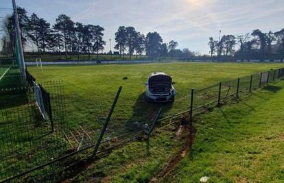 FOTO Izletio s ceste u Pitomači, probio dvije ograde i završio autom na nogometnom igralištu