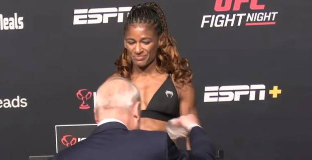 FOTO Kakav gaf! Borkinja na vaganju vadila umetke iz grudi i dala ih službeniku, njemu ispali