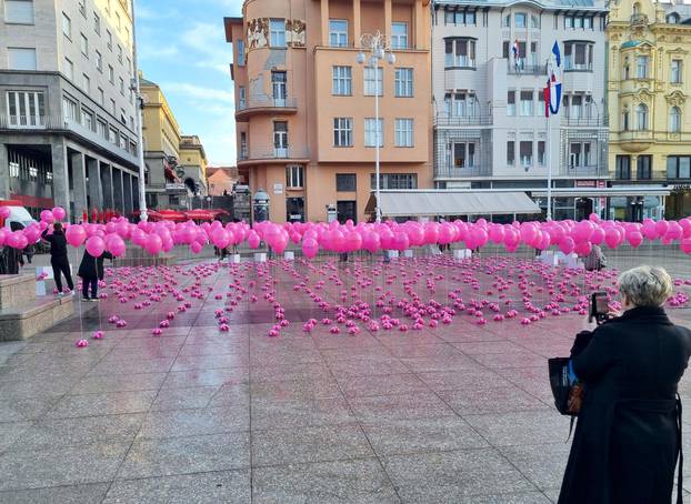 Stotine ružičastih balona na glavnom zagrebačkom trgu ženama u čast